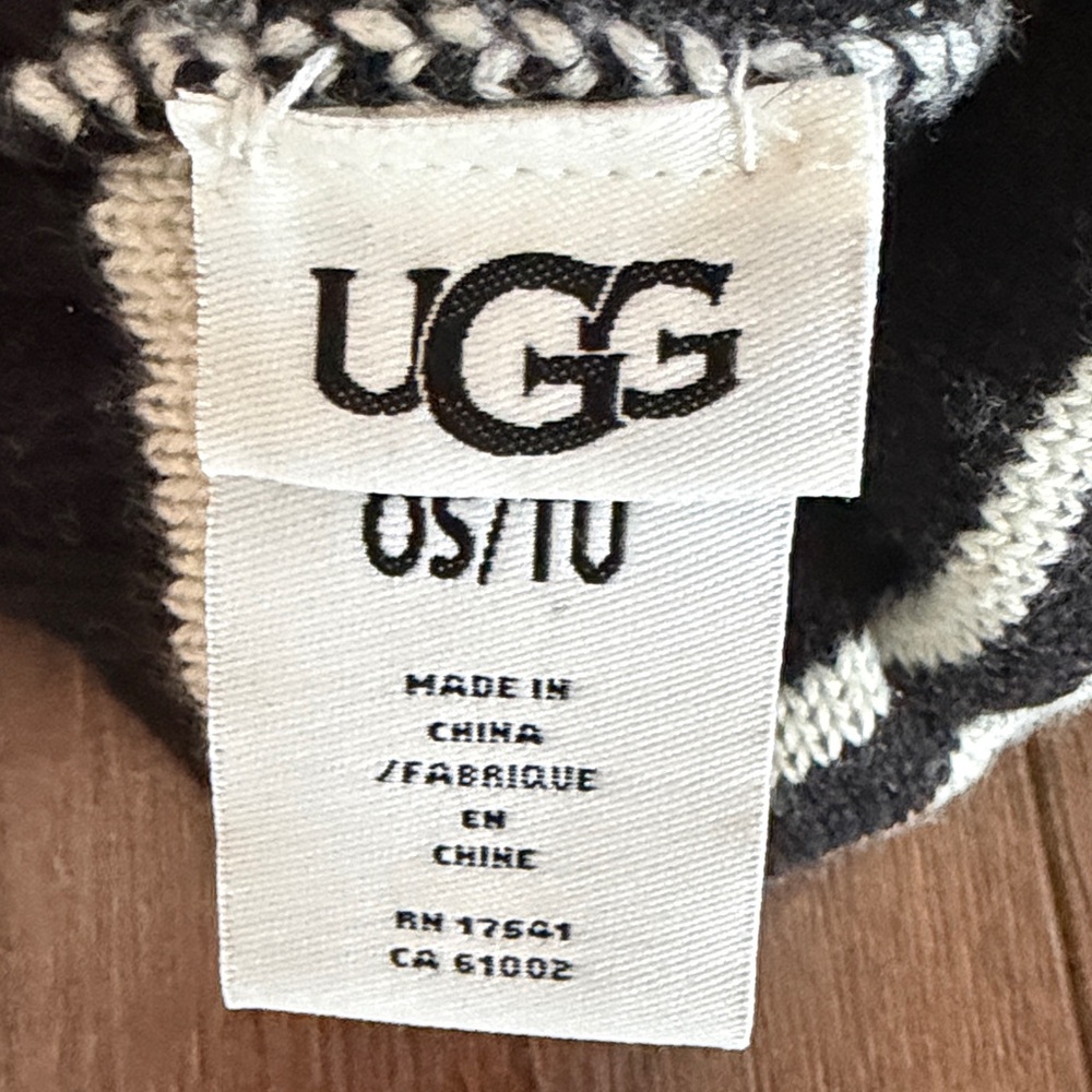UGG Women’s Knit Logo Stadium Beanie Hat Black and Cream Pom-Pom One Size Fits - Picture 3 of 3